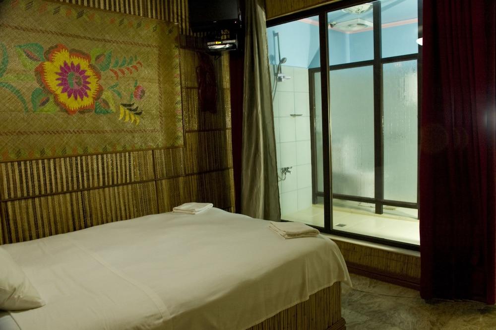 Kokomos Hotel And Restaurant Angeles Eksteriør bilde